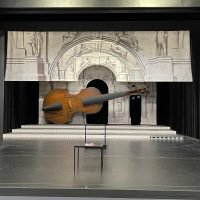 Überdimensionale Geige als Dekorationselement